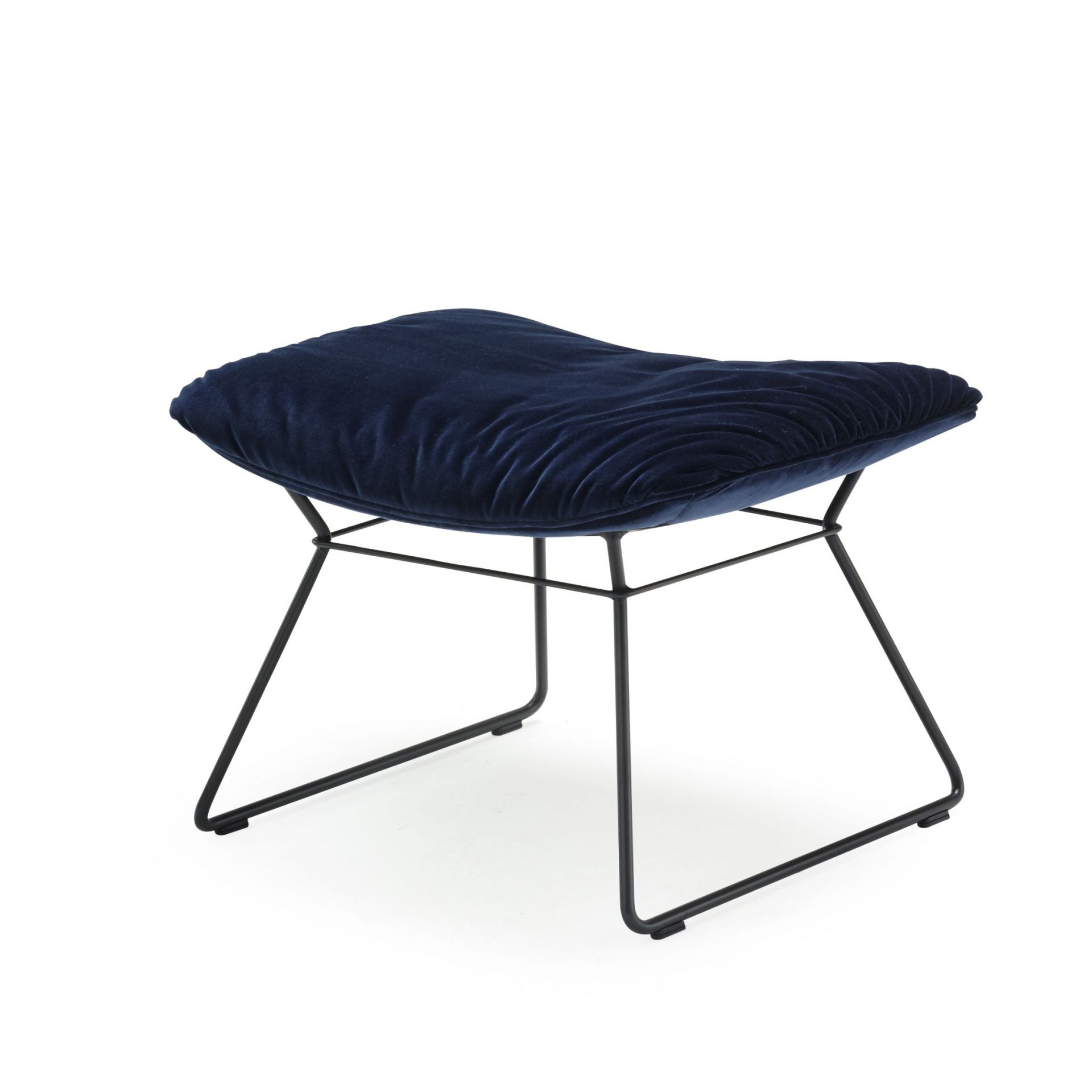 Blauer Amelie Ottoman von Freifrau Manufaktur mit schwarzem Metallgestell, moderner Hocker für Wohnzimmer.